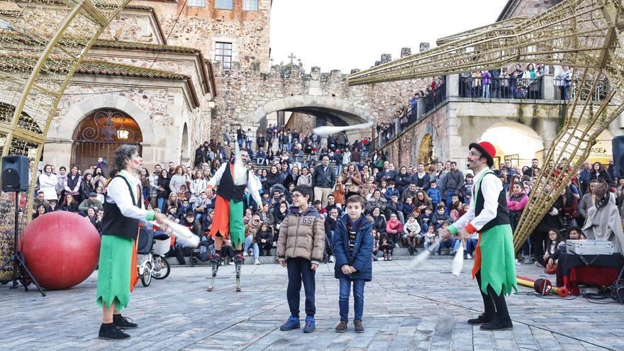 El pasacalles navideño de Cáceres cautiva a los ciudadanos