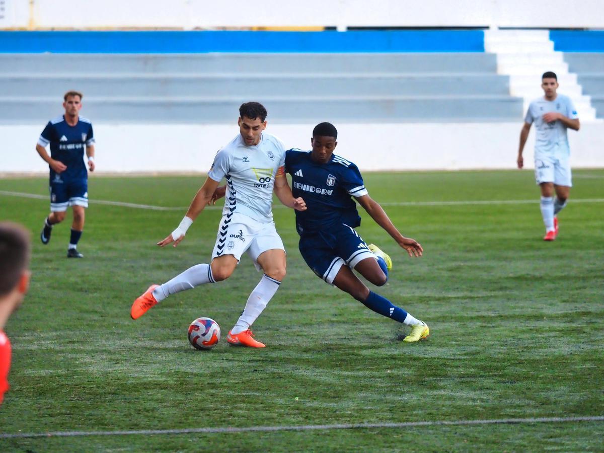 El Olímpic controla el balón ante el Benidorm, en el partido de la pasada jornada en la Murta.