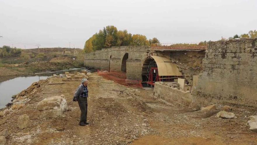 Una persona observa las obras de reconstrucción del puente.