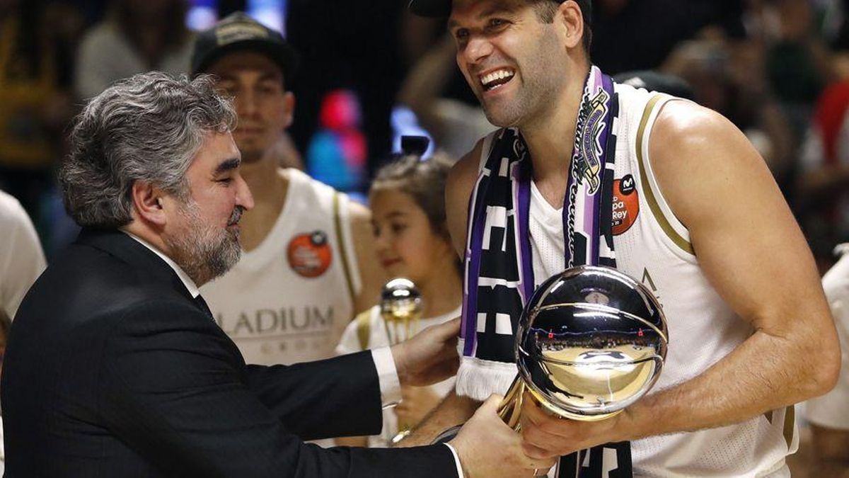 Felipe Reyes recibe la Copa del Rey de 2020 de manos del ministro de Cultura y Deportes, José Manuel Rodríguez Uribes.