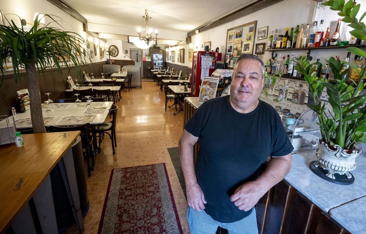 Barcelona. 31.07.2026. Barcelona. Toni, propietario, apoyado en la barra de la entrada en el interior del restaurante El Cafetí en la calle Sant Pau,18 . Fotografía de Jordi Cotrina