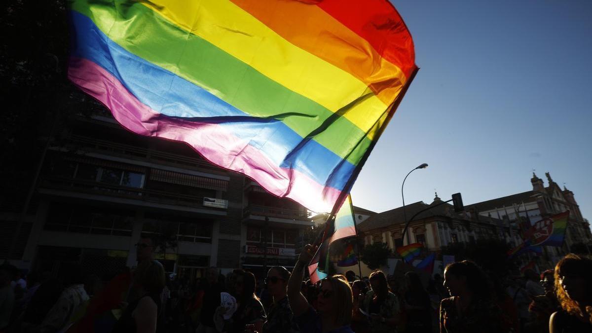 Multitudinaria marcha por las calles de Córdoba del colectivo LGTBI+.