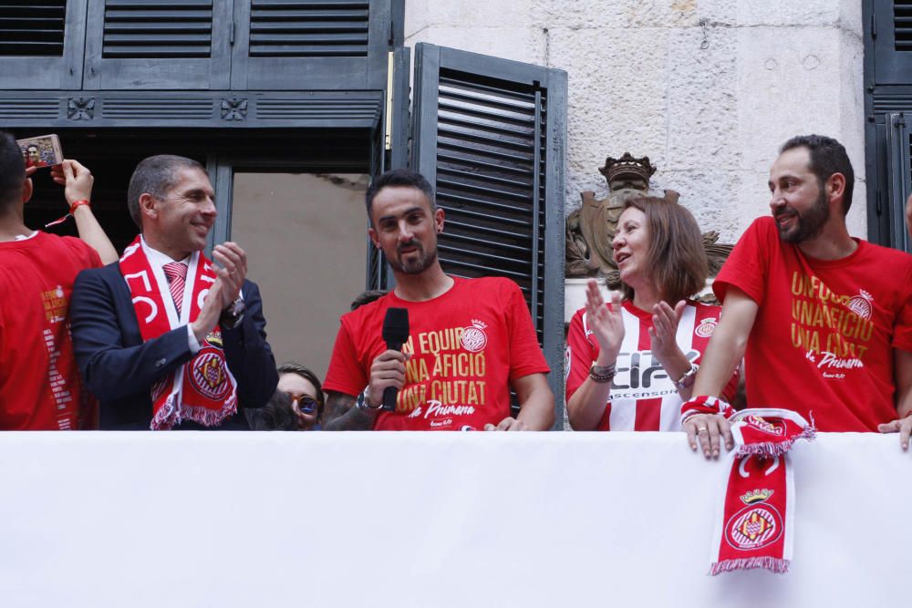 Parlaments dels jugadors del Girona al balcó de l'ajuntament