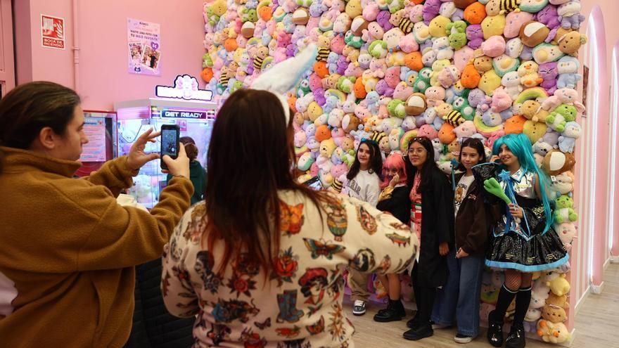 VÍDEO: Expectación en Gijón por la apertura del Kawaii Cafe