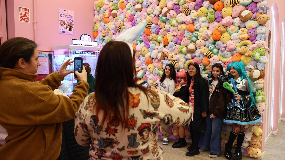 VÍDEO: Expectación en Gijón por la apertura del Kawaii Cafe