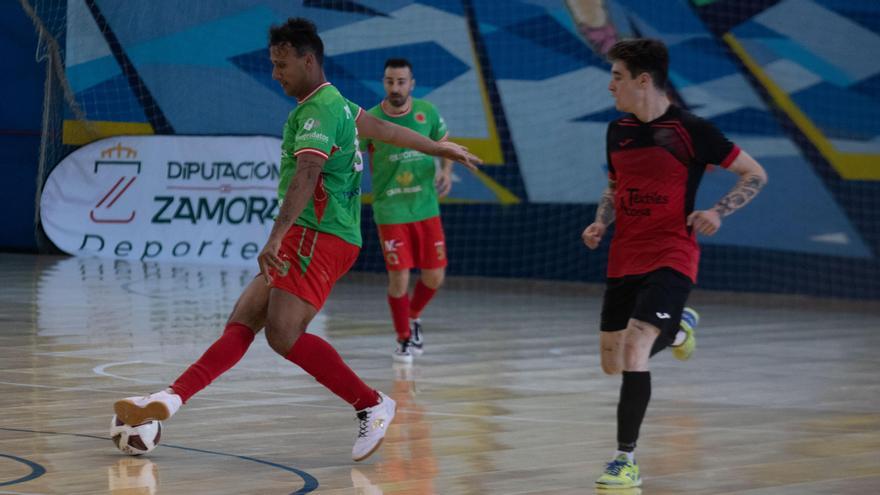 Magi, jugador el Euronics Caja Rural, da un pase en el partido ante Tres Columnas.