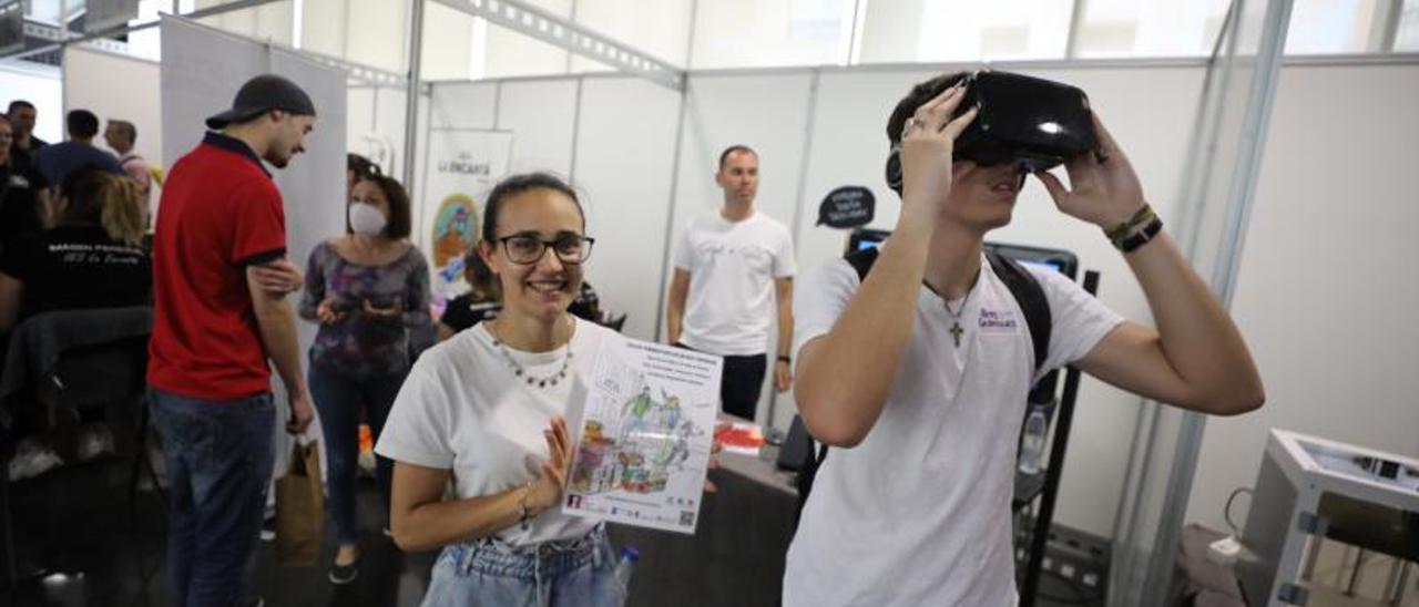 Unas gafas de realidad aumentada para promocionar un FP sobre turismo. | ANTONIO AMORÓS