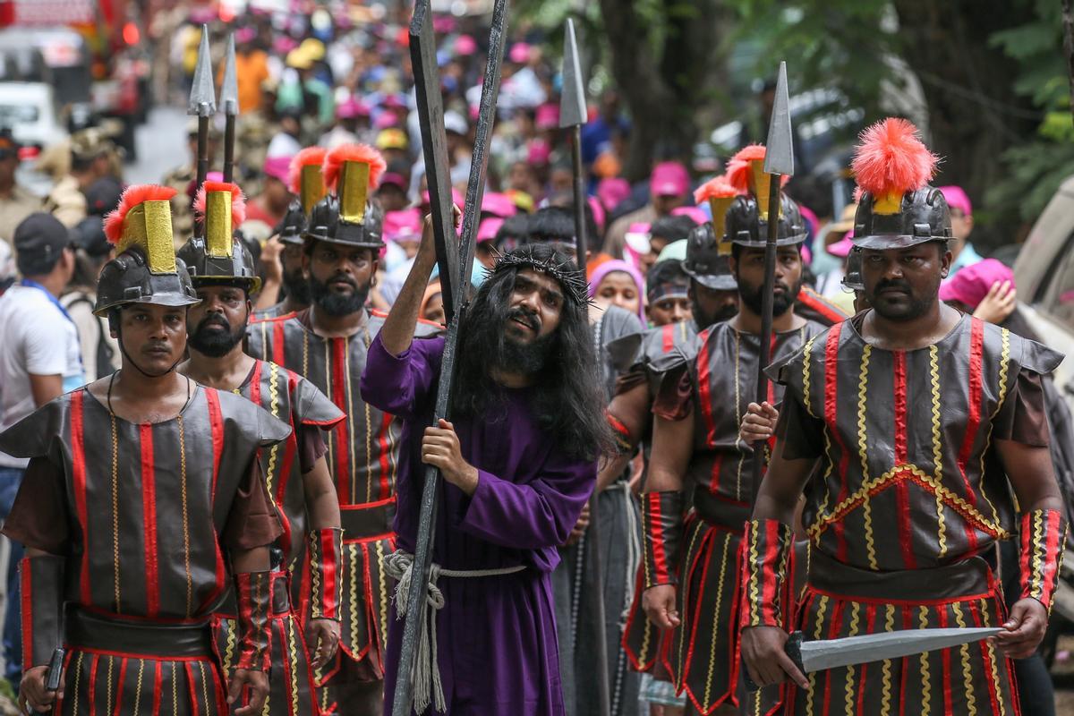 Las mejores imágenes de la pasión de Cristo recreada en Bombay.