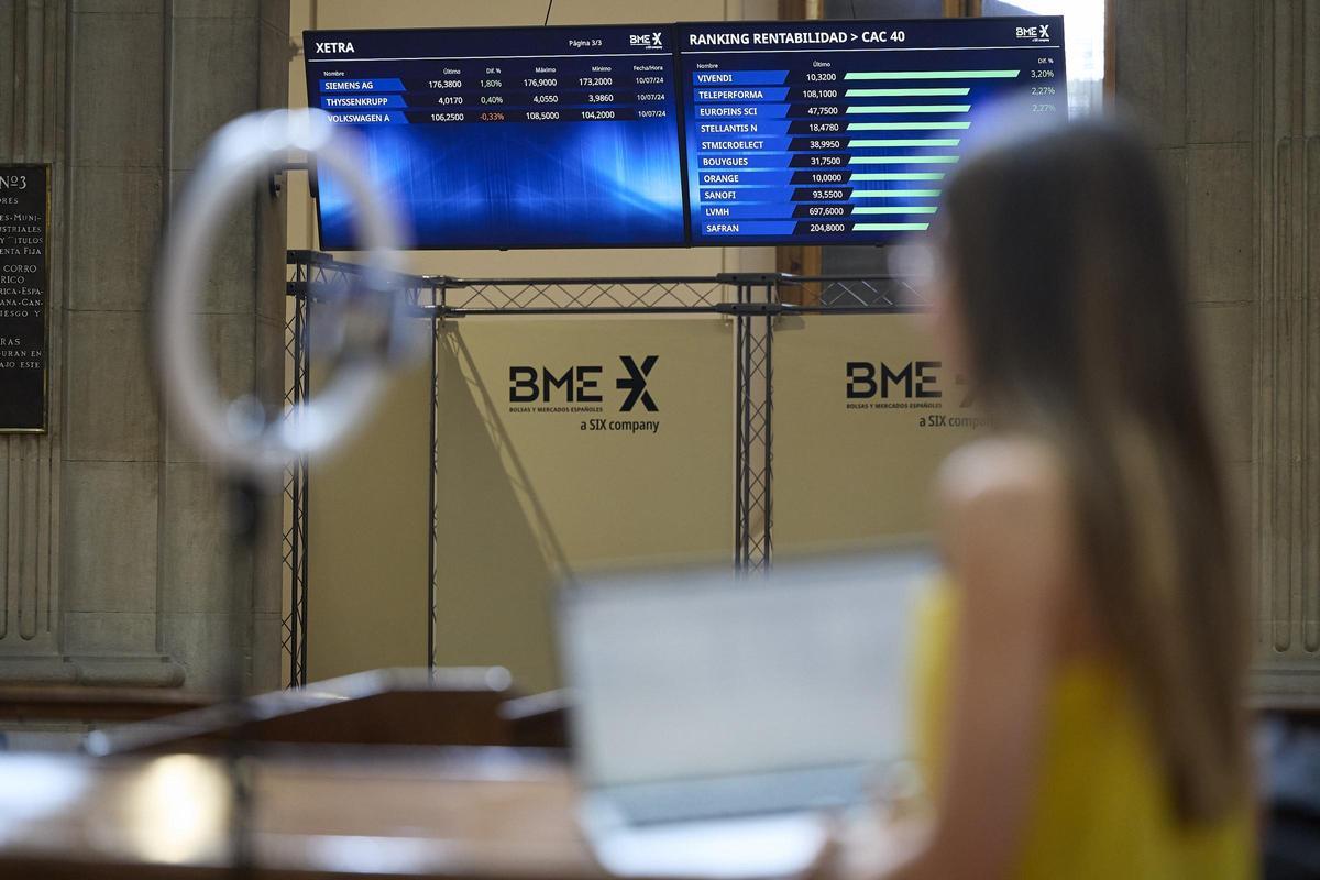 Archivo - Paneles del IBEX 35 en el Palacio de la Bolsa de Madrid, a 11 de julio de 2024, en Madrid (España).