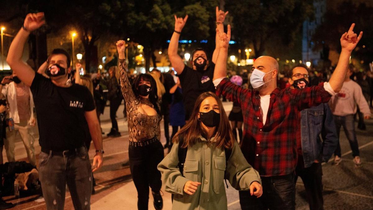 Acto festivo organizado por la plataforma de trabajadores del ocio nocturno, anoche, en la plaza de Catalunya de Barcelona.