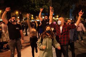 BARCELONA, 21/12//2020.- Acto festivo y reinvidicativo organizado por la Plataforma de trabajadores del ocio nocturno en la Plaza Catalunya en el que se han dispuesto parcelas para que los grupos de personas asistentes mantengan la distancia de seguridad mientras bailan. EFE/Enric Fontcuberta