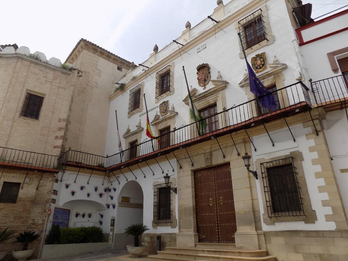 Fachada principal del ayuntamiento de Bujalance.