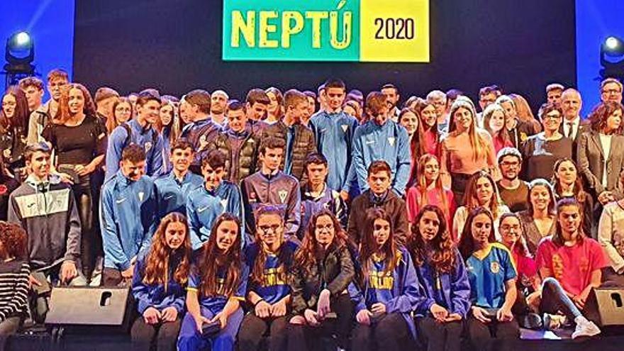 Guardonats i finalistes en una foto de conjunt un cop acabada la cerimònia dels premis Neptú, que va tenir lloc ahir al teatre Ateneu d&#039;Igualada