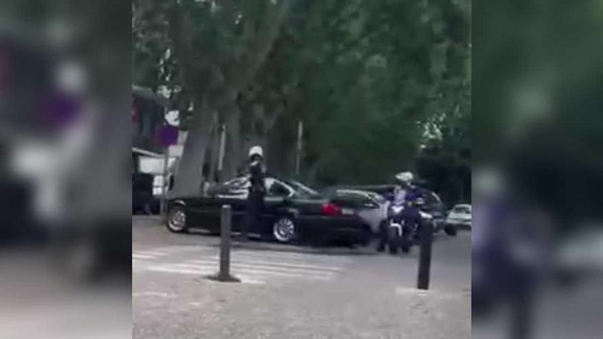 Vídeo | Un vehicle es dona a la fuga davant la Policia Municipal de Girona