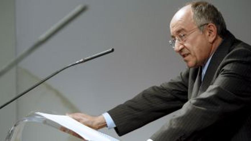 El gobernador del Banco de España amenaza con intervenciones si se retrasan las fusiones de cajas