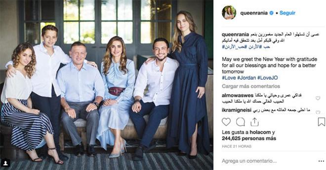 La foto familiar por Navidad de Rania de Jordania, Abdalá y sus hijos: Iman, Hashem, Hussein y Salma