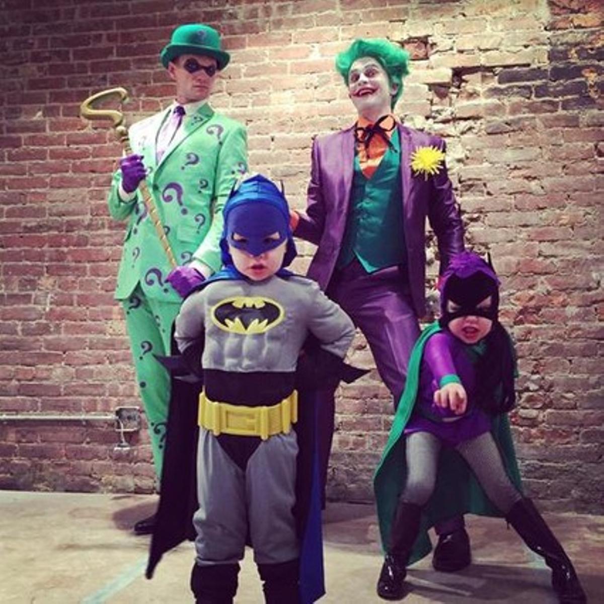 Neil Patrick Harris, David Burtka i els seus fills, amb temàtica Batman.