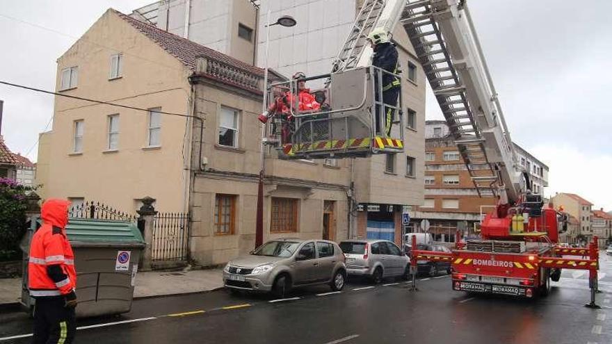 Efectivos de emergencias en una intervención en Lalín. // Bernabé/Gutier