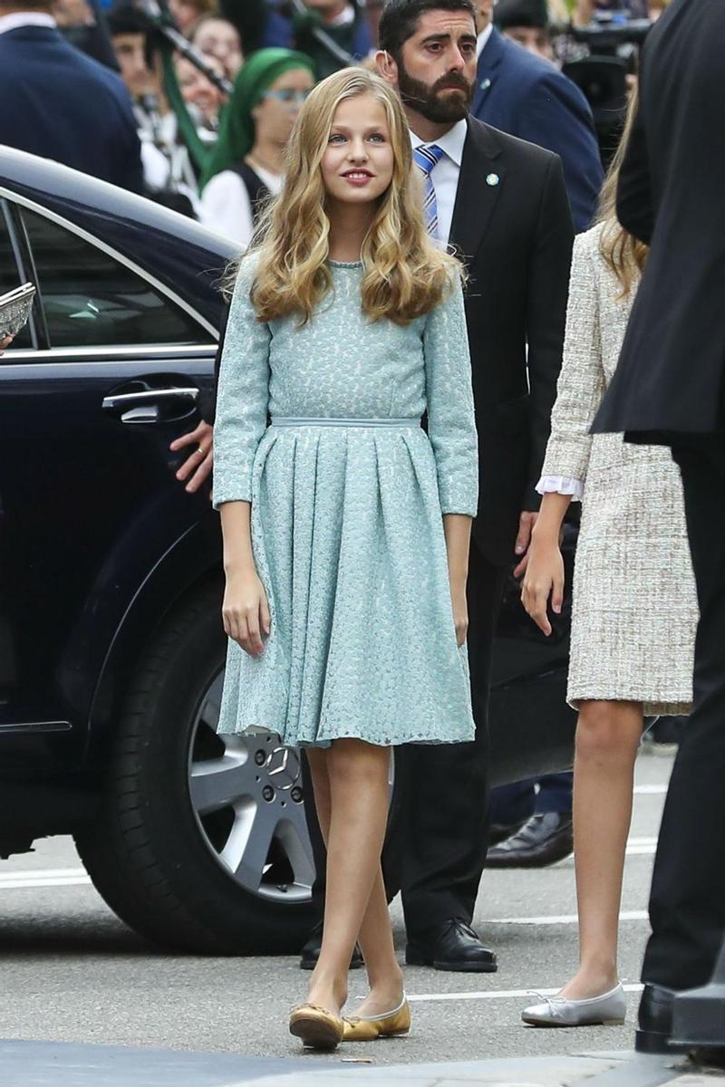 La Príncesa Leonor con vestido azul y bailarinas doradas