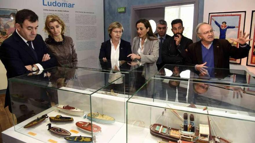 Los conselleiros Román Rodríguez (1º por la izq.) y Rosa Quintanta (3ª ) junto a Teresa Ejerique, ayer en el Museo del Mar.