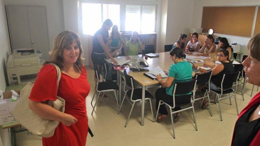 Joana Maria Camps se queda en la puerta de la sala de profesores durante su visita a las instalaciones.