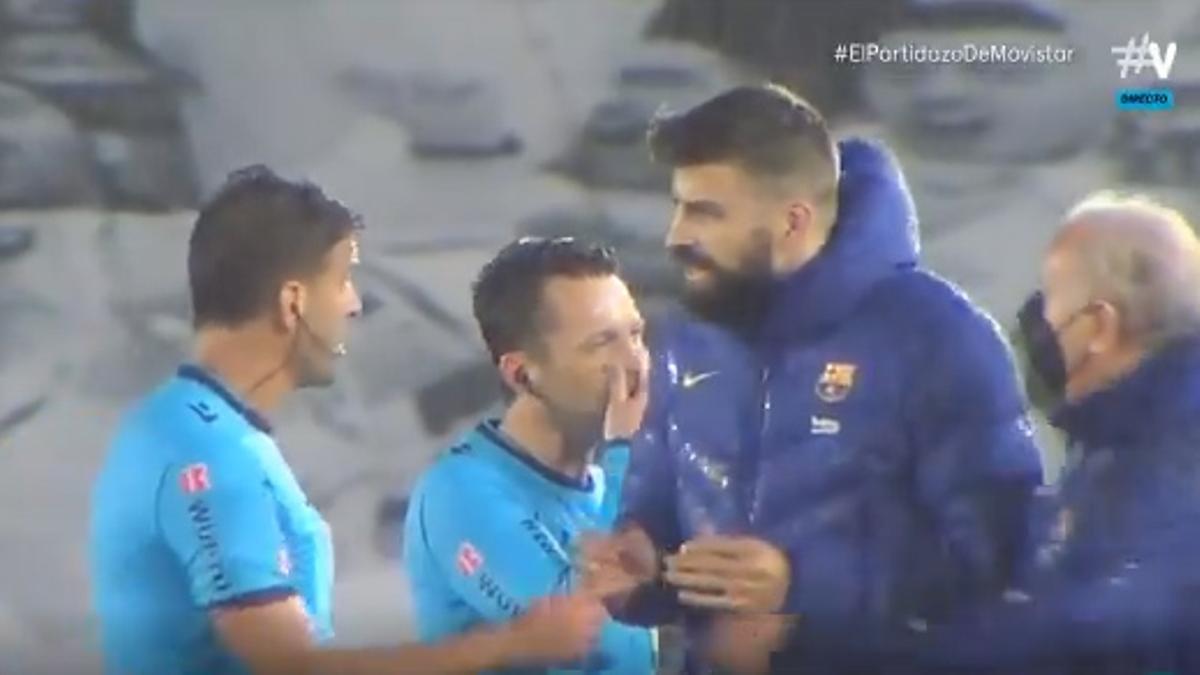 ¡Piqué no pudo contenerse! Así le protestó a Gil Manzano nada más terminar el Clásico