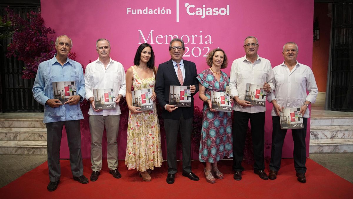 Foto de familia  de la presentación de la Memoria de la Fundación Cajasol.
