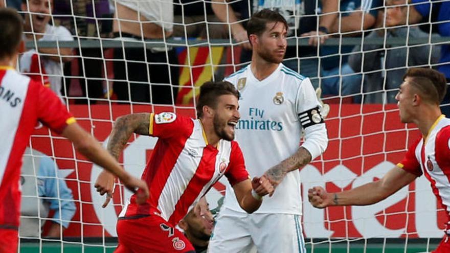 Portu, en el centro, celebra un gol del Girona al Real Madrid