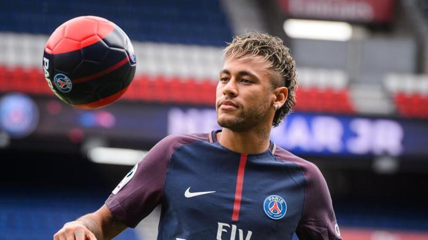 Neymar, en su presentaciÃ³n con el PSG en 2017.