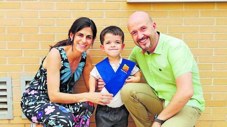 José y Maca, con su hijo Miguel, de 6 años y con acondroplasia. |   // J.G.