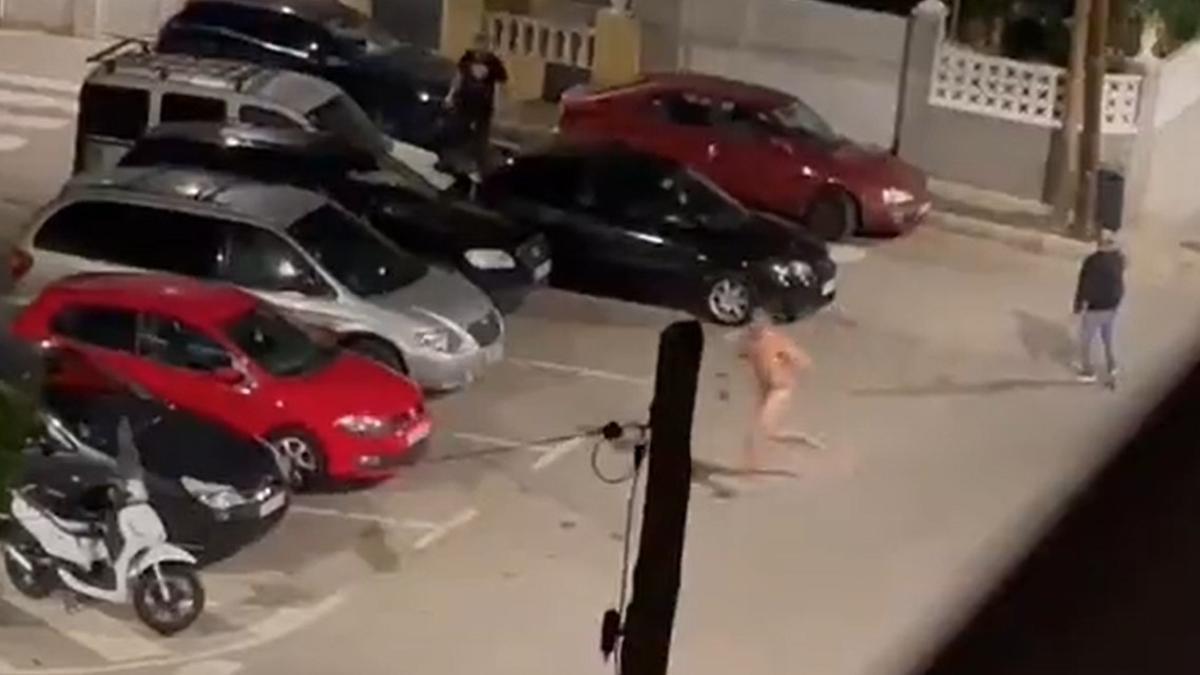 Captura del vídeo en la que se puede ver al hombre escapando desnudo a la carrera Captura del vídeo en la que se puede ver al hombre escapando desnudo a la carrera