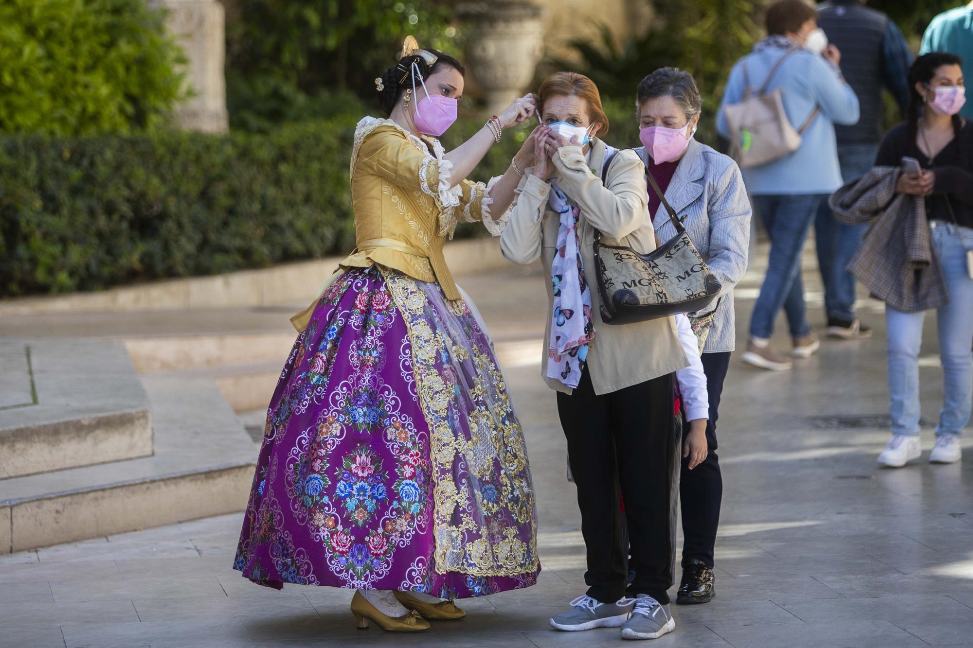 Flores de los falleros a la Virgen en el primer día de la "no ofrenda"