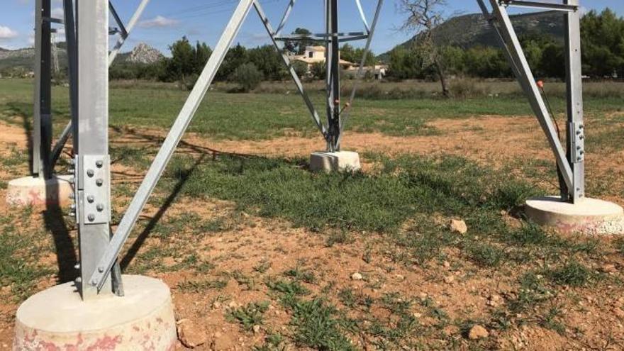 Arbeiter stellen riesige Strommasten im Süden von Mallorca auf