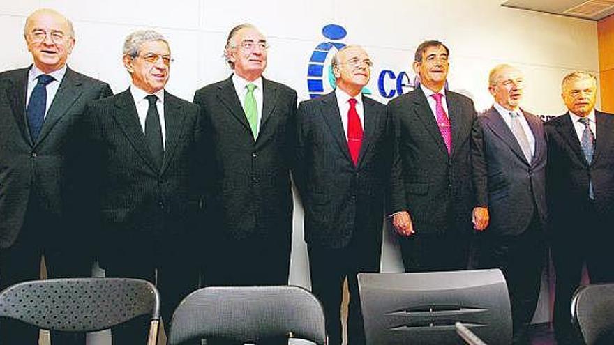 La nueva cúpula de la ceca. De izquierda a derecha, Carlos Egea (Caja Murcia), Braulio Medel (Unicaja), Amado Franco (Ibercaja), Isidre Fainé (la Caixa), José Antonio Olavarrieta (director general de la CECA y presidente del Instituto Mundial de Cajas de Ahorros), Rodrigo Rato (Caja Madrid) y Modesto Crespo (Caja Mediterráneo).