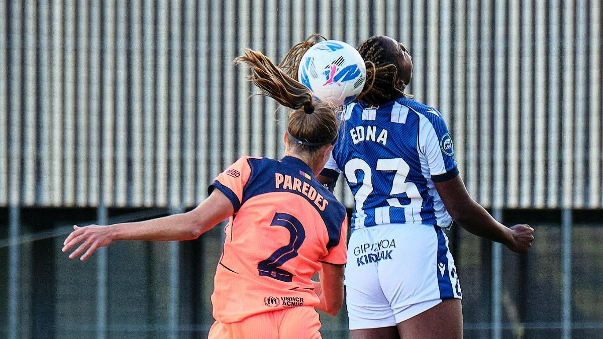 Paredes y Edna Imade en una acción durante el Real Sociedad - Barça
