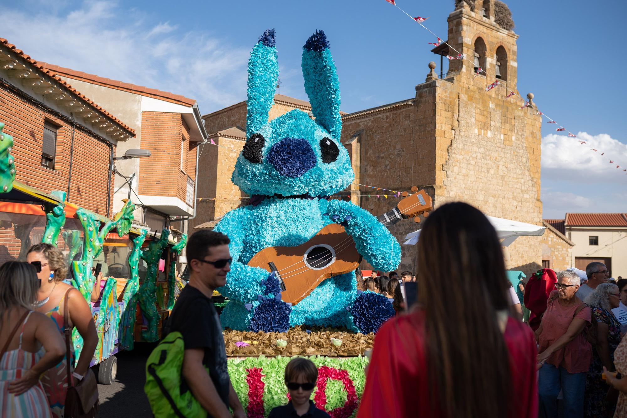 GALERIA | Coreses abre sus fiestas con las reinas y las carrozas