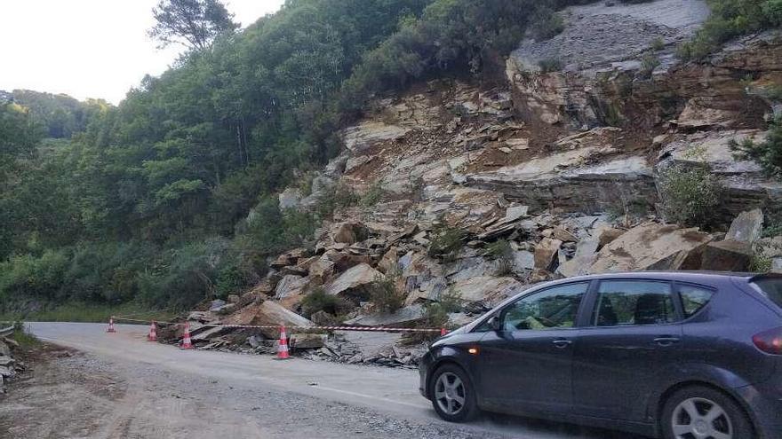 El acceso a Santalla de Oscos por la regional sufre un segundo argayo