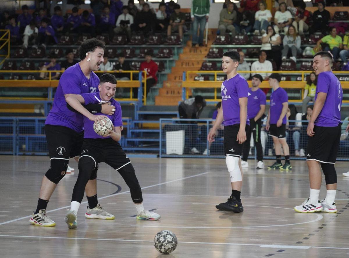 Los infantiles tuvieron la oportunidad de compartir el último entrenamiento con los mayores. | JOSÉ LUIS FERNÁNDEZ