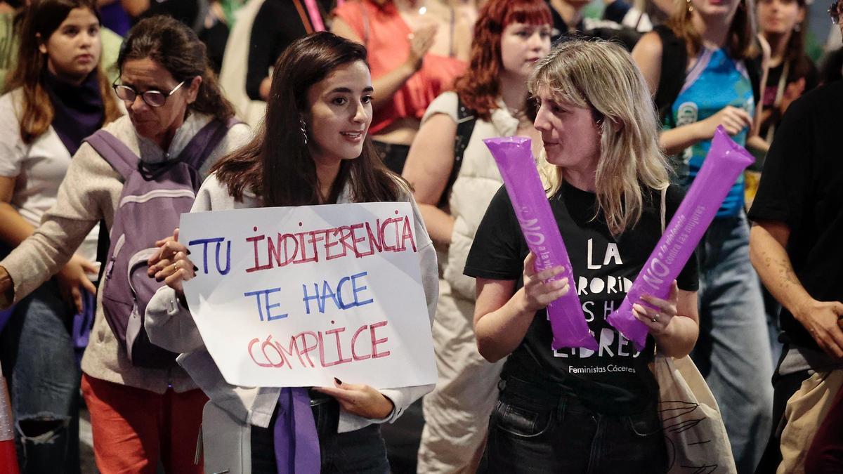 Vídeo: Concentración en señal de repulsa por el asesinato machista de Las Palmas / Imagen: Manifestación del 25N en Santa Cruz de Tenerife en una imagen de archivo.