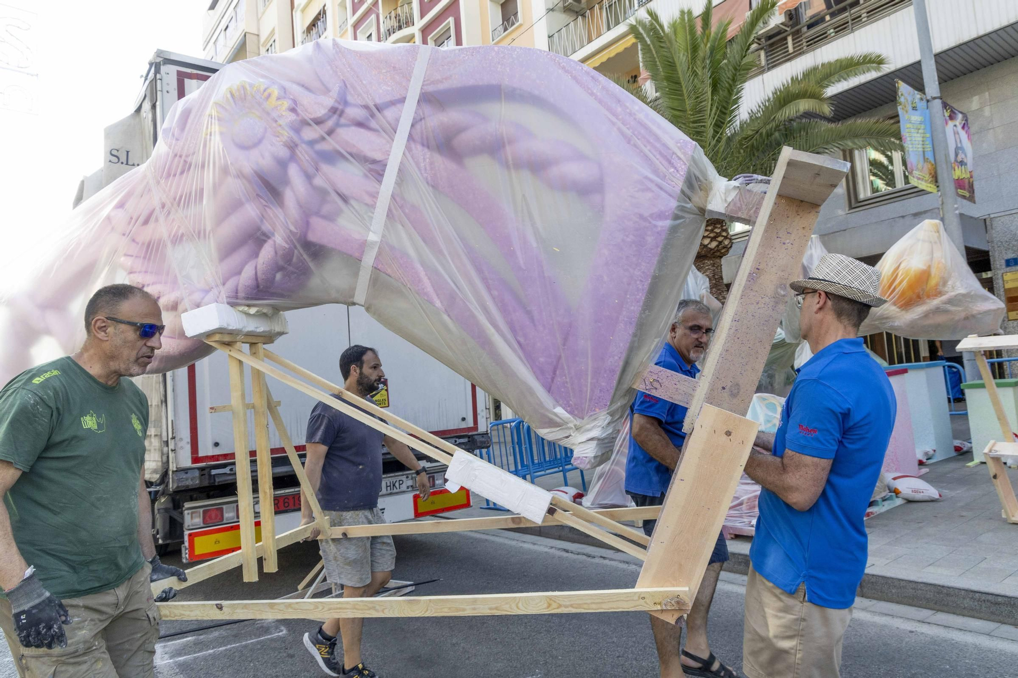 Las hogueras de Especial arrancan su plantà en Alicante