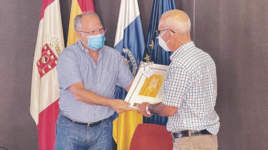 La institución insular reconoce la labor de José Francisco Correa, taxista de Valle Gran Rey.