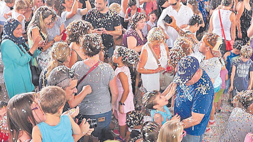 Participants a la festa del confeti a la festa major infantil de Sant Fruitós de Bages, l&#039;any passat