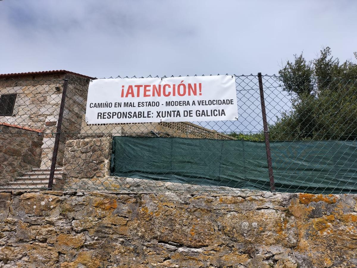 Una de las pancartas situadas en las casas del lugar de Pereiro, en Ons.