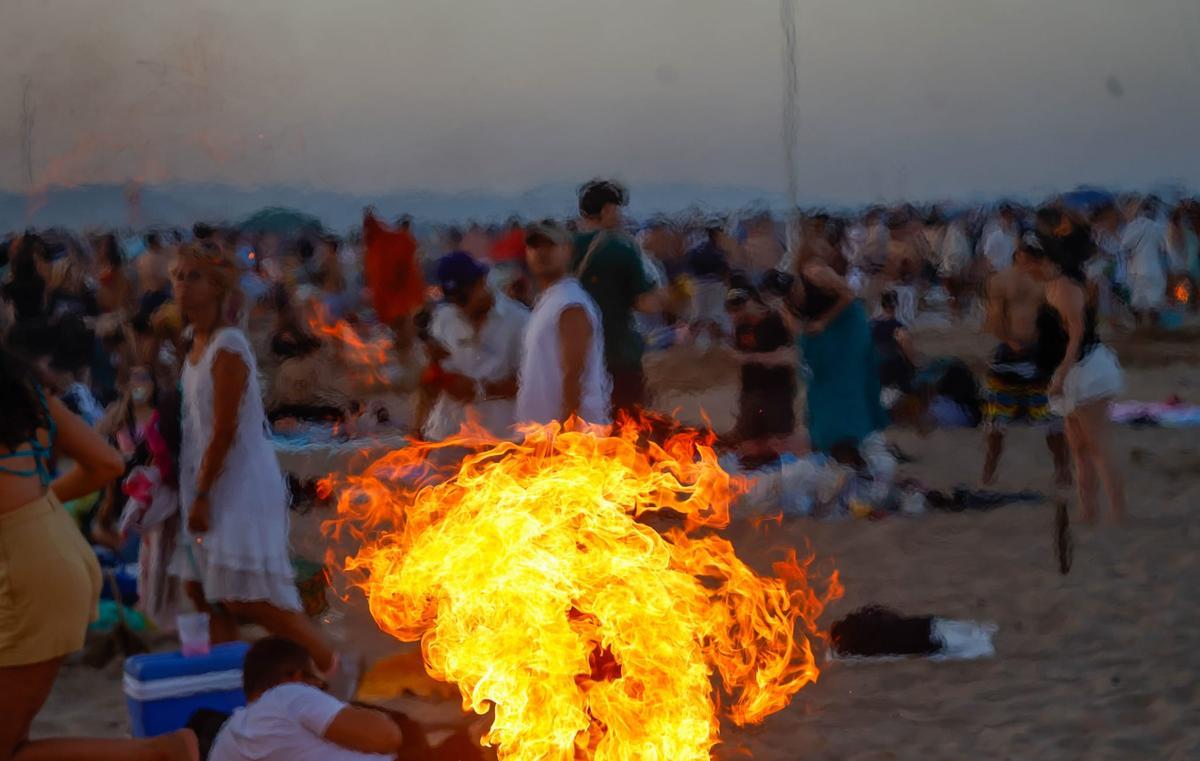 Todas las fotos de una noche de San Juan sofocante en las playas de València