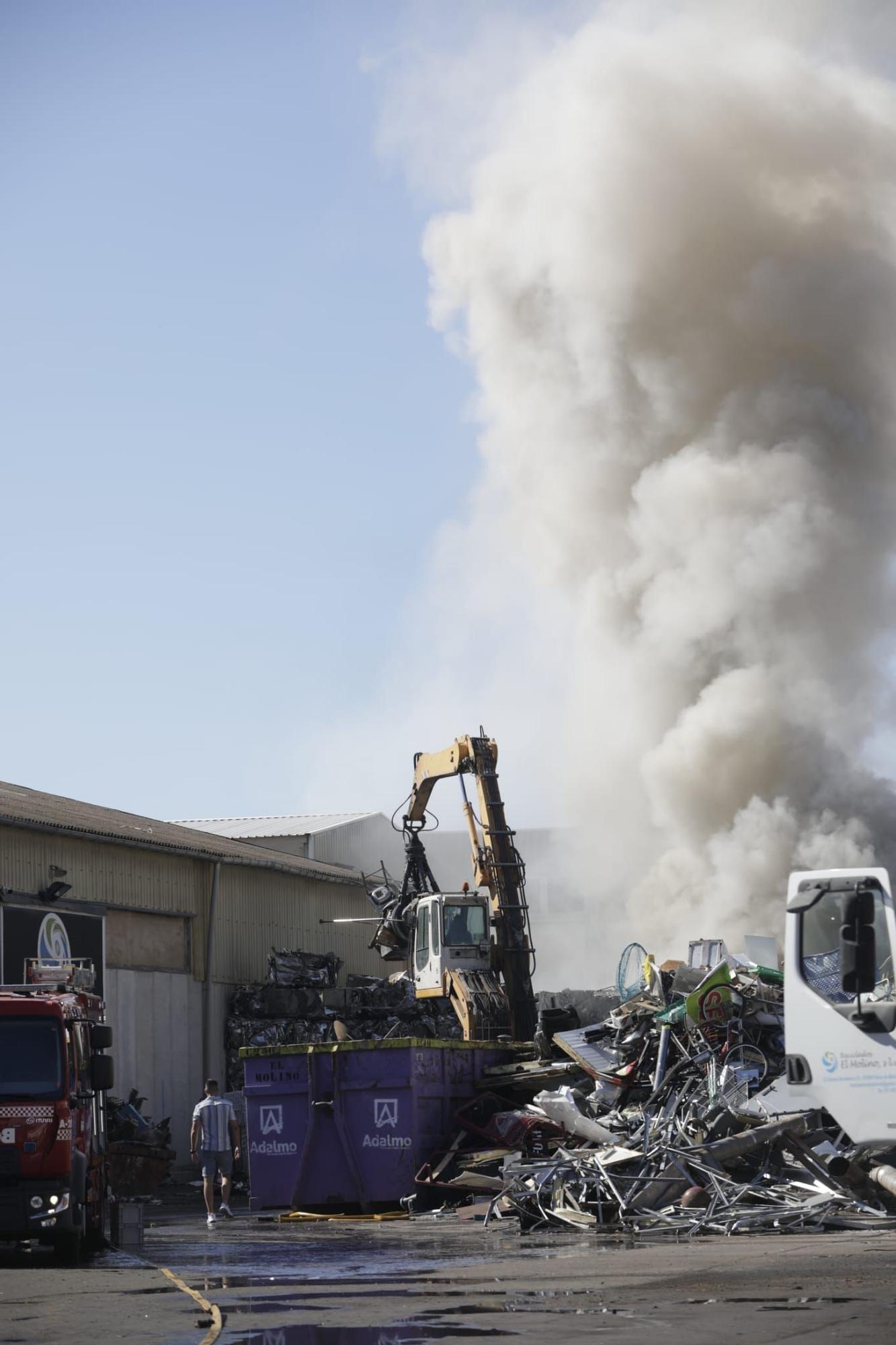 Incendio en una nave industrial de una empresa de reciclaje en Son Castelló