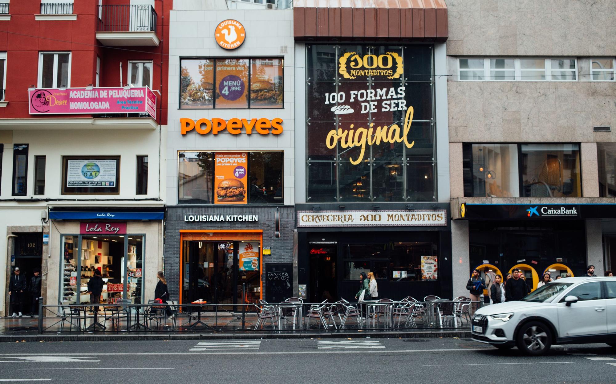 11.11.2022. MADRID. Restaurantes de comida rápida en la Glorieta de Cuatro Caminos en Madrid. Foto: Alba Vigaray
