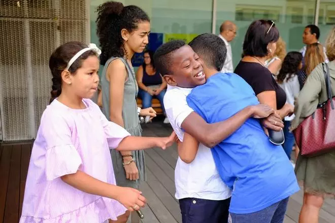 Medio centenar de niños saharauis visitan el Cabildo