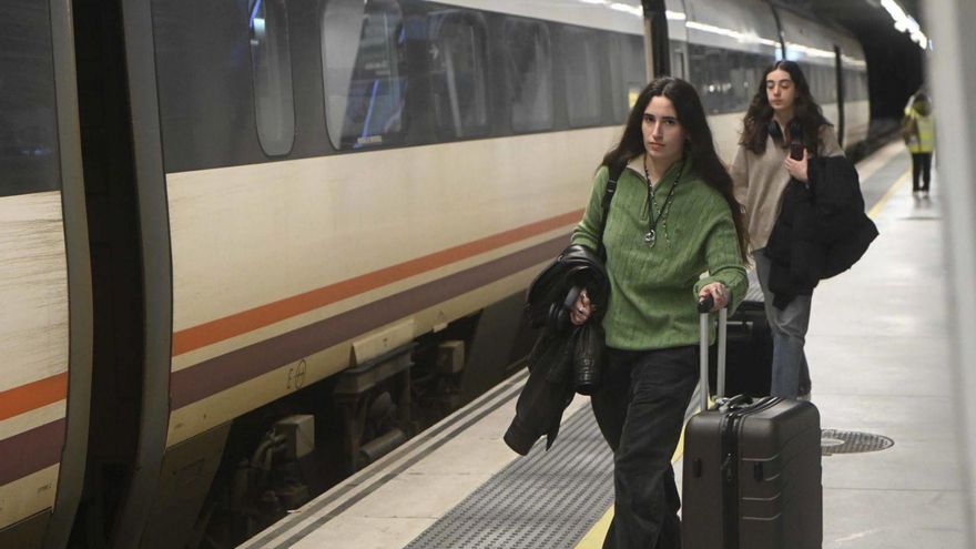 Viajeros del tren en Galicia exigen al Gobierno más frecuencias y reducir los precios