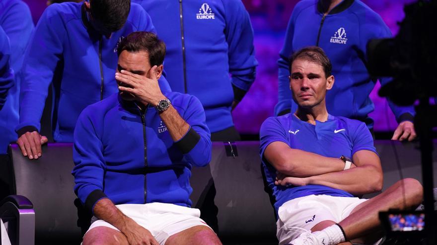 Rafa Nadal emocionado junto a Roger Federer en la despedida del suizo del tenis en la Copa Laver 2022