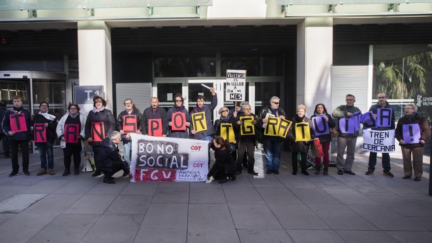 Protesta para reclamar bono transporte social.